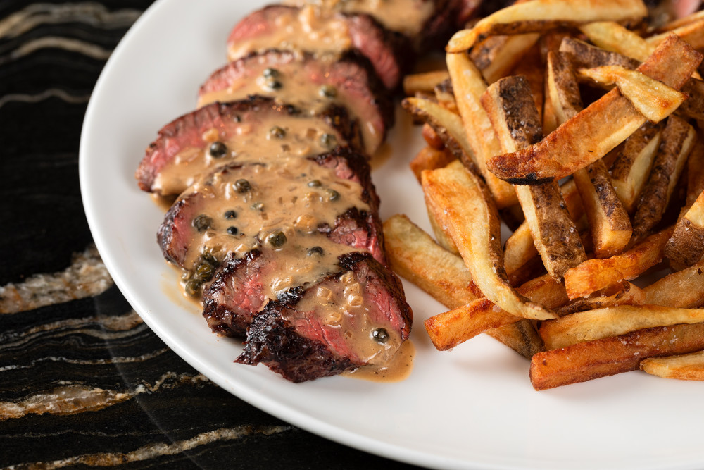 Gegrilltes USDA Prime Hanger Steak mit Pfeffersauce / / Serviert mit hausgemachten Pommes Frites