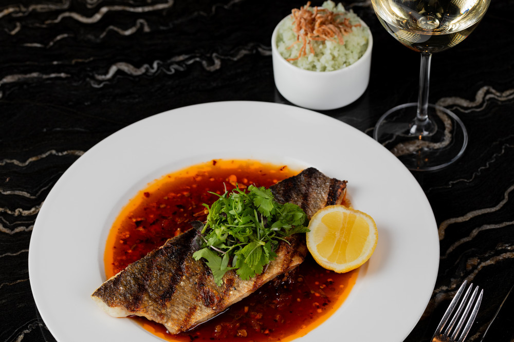 Filete de branzino a la parrilla con chalota y chile Crunch Salsa de hierbas / / Servido con arroz de bambú