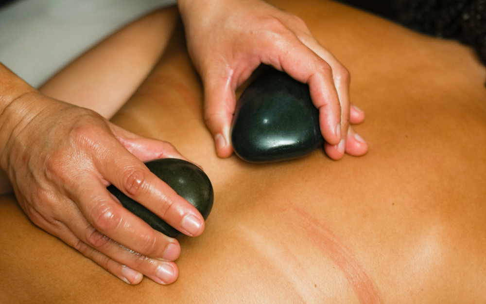 Erleben Sie die ultimative Entspannung unserer einzigartigen Hot-Stone-Massage.