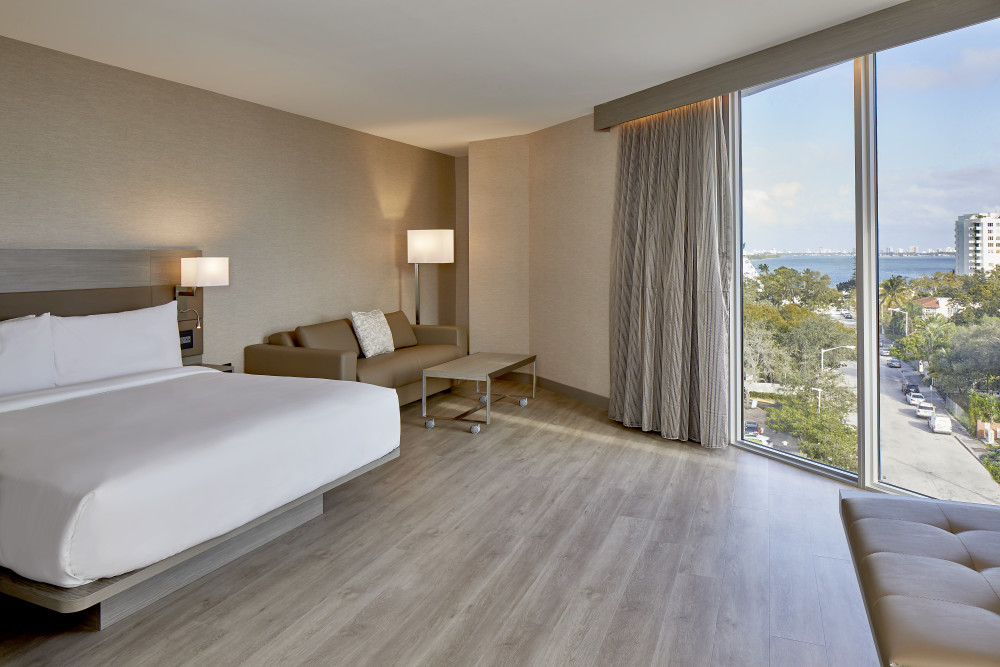 AC Hotel Угловой номер Miami Wynwood с кроватью размера «king-size» и видом на залив