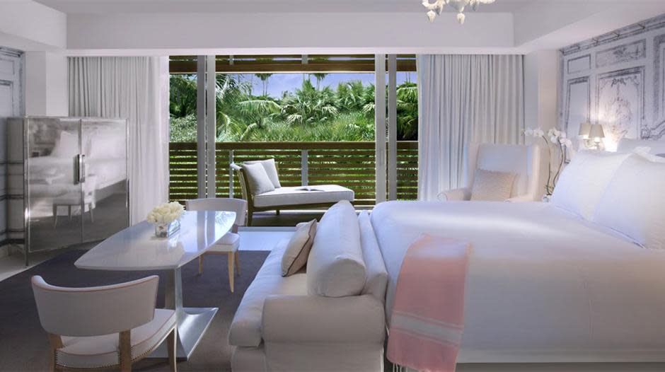 Villa
Philippe Starck designed villas with one SLS signature King bed, open floor concept with balconies overlooking the hotel pool. Dual rainfall shower head with Ciel Reserve spa amenities. Lavazza Espresso machine, plush bathrobes, slippers & in-room safes.