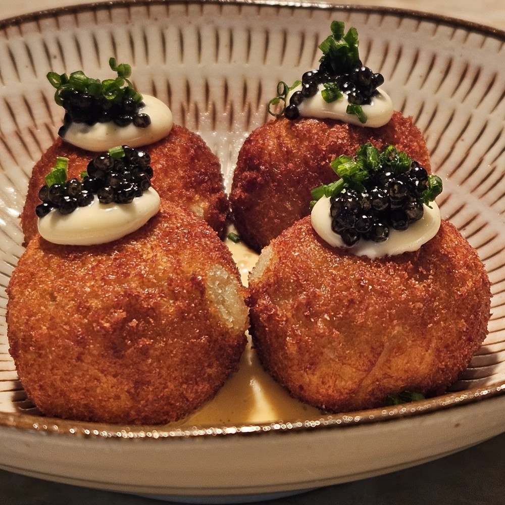 Croquetes de caranguejo azul e milho, aioli aji amarillo, caviar ossetra