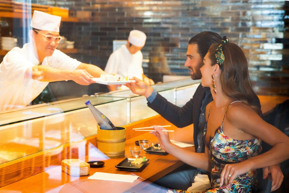 The Plymouth South Beach trae Blue Ribbon Sushi Bar & Grill 's famoso Sushi a South Beach . Sobre la base de ubicaciones hermanas de renombre en Manhattan, Las Vegas y Los Ángeles, el maestro de sushi Toshi Ueki y sus socios, los chefs Bruce y Eric Bromberg, ofrecen a Miami su amada hospitalidad y una de las KIND experiencia.