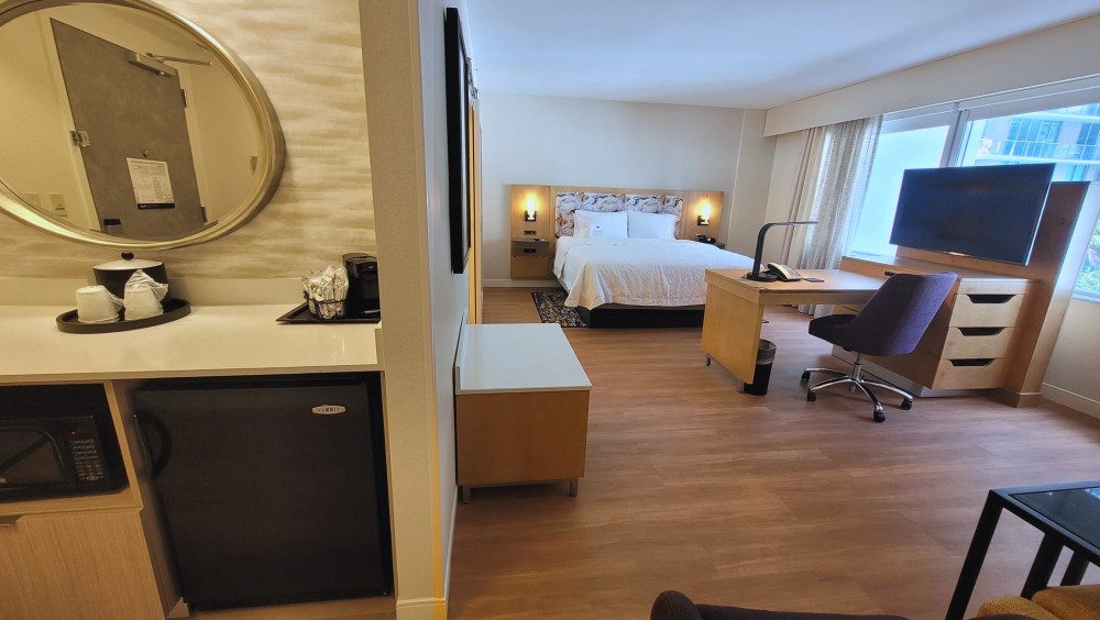 Suite monolocale recentemente ristrutturata con letto king size e divano letto estraibile