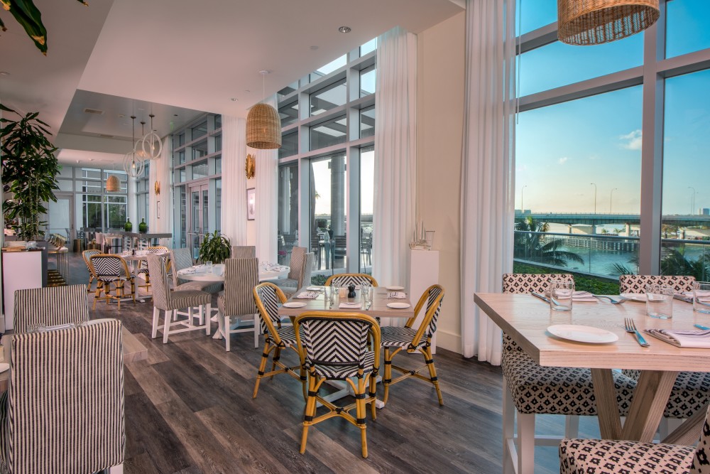 Com algumas das melhores vistas de Miami do oceano Atlântico azul-turquesa e do Haulover Cut, Artisan Beach House apresenta um menu global.