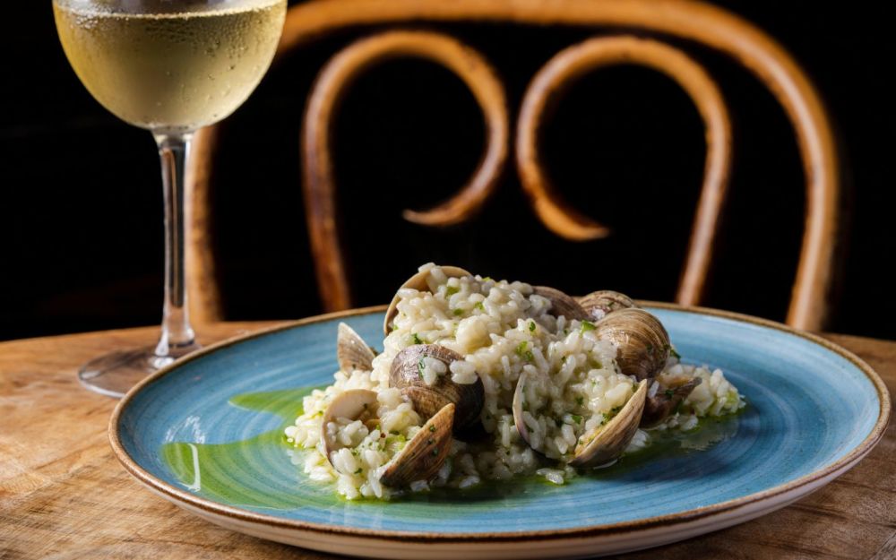 Casa Xabi 的 Almejas Con Arroz 是一道美味的巴斯克菜肴，将蛤蜊与米饭相结合，呈现出该地区传统烹饪的美味。