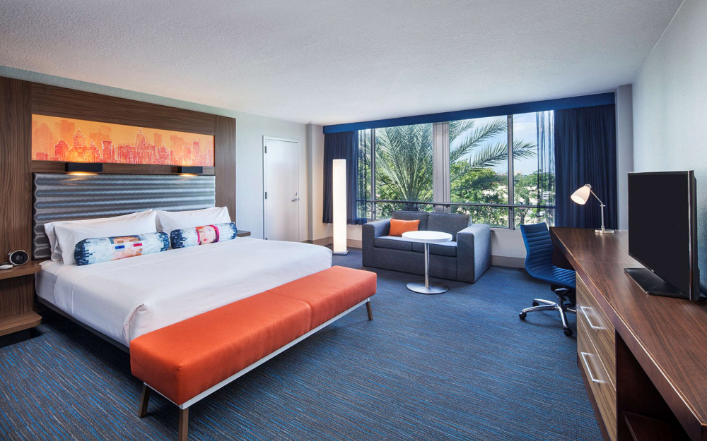 Aloft King guestroom