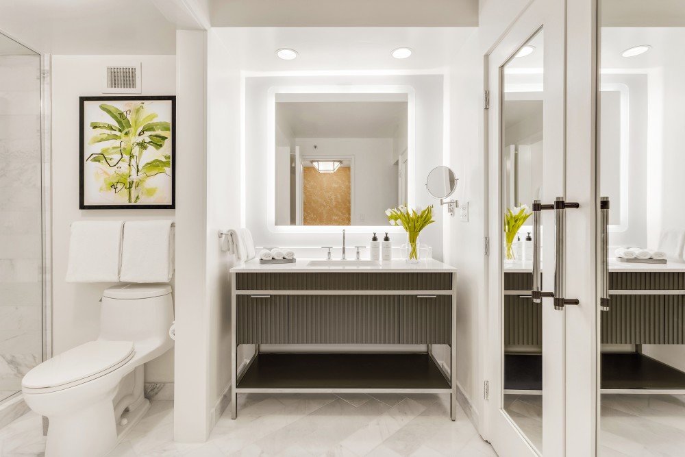 I bagni per gli ospiti recentemente ridisegnati vantano un'atmosfera raffinata ed elegante simile a una spa, dotata di prodotti da bagno Byredo.
