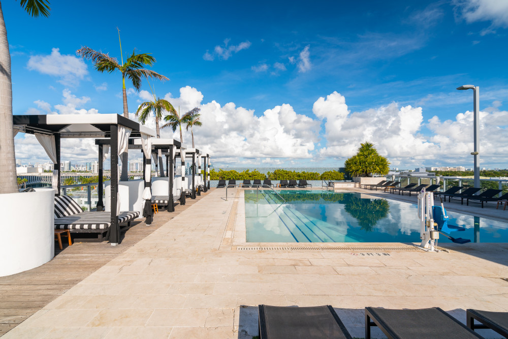 In South Beach , una piscina è un vantaggio più ricercato, la nostra è incorniciata da viste panoramiche di Miami Beach e l'Oceano Atlantico, a pochi passi dalla nostra struttura gemella adiacente, Boulan South Beach .