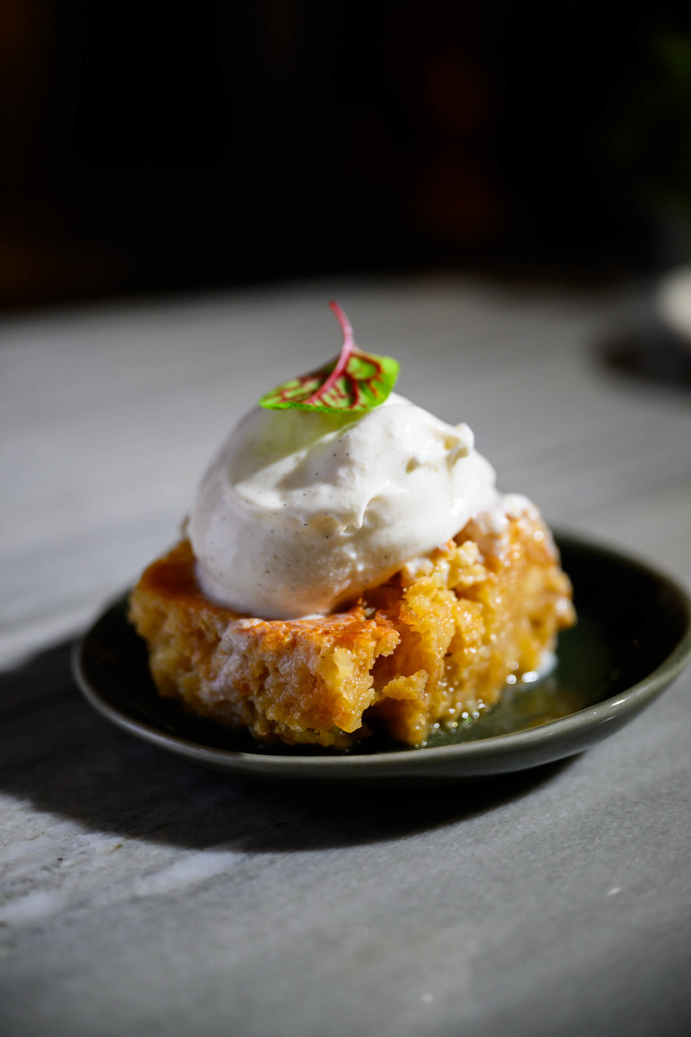 Tarta casera de sirope de naranja con helado de vainilla