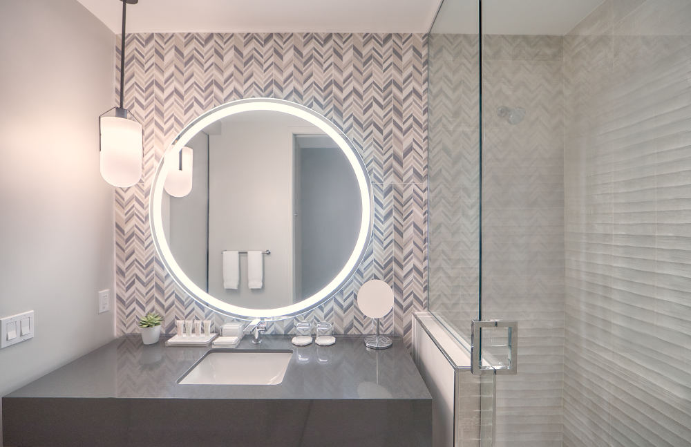 Cada quarto possui banheiros luxuosos e espaçosos, com banheiros modernos e produtos de higiene pessoal Malin + Goetz.