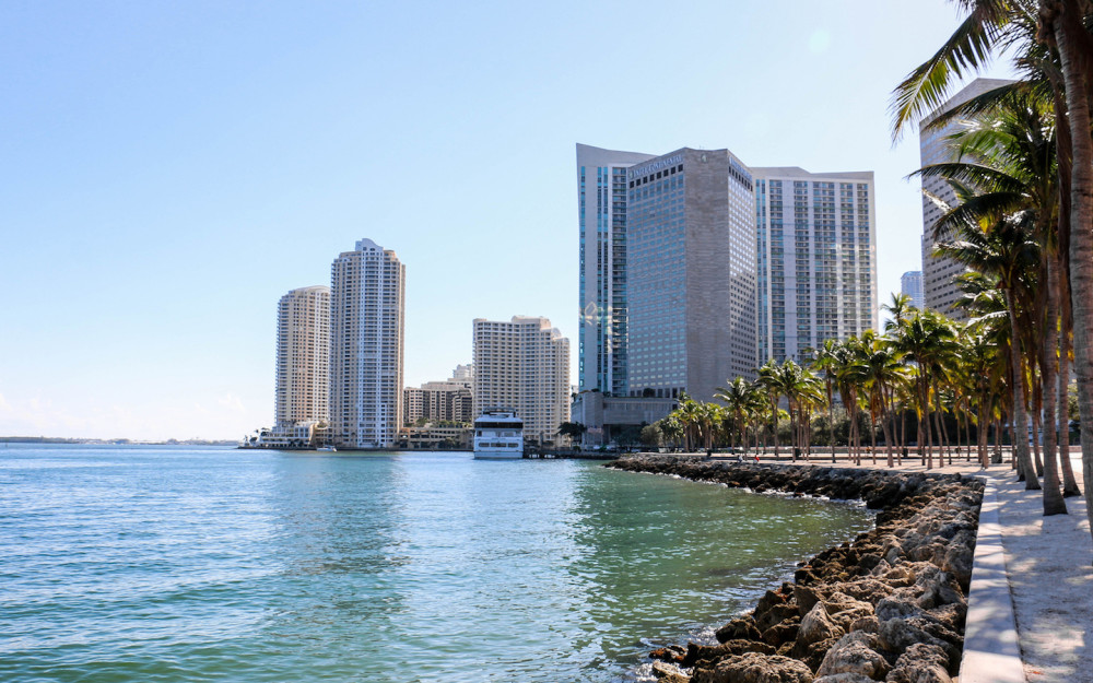 Blick auf die Skyline und die Biscayne Bay beiBayfront Park in der Innenstadt von Miami