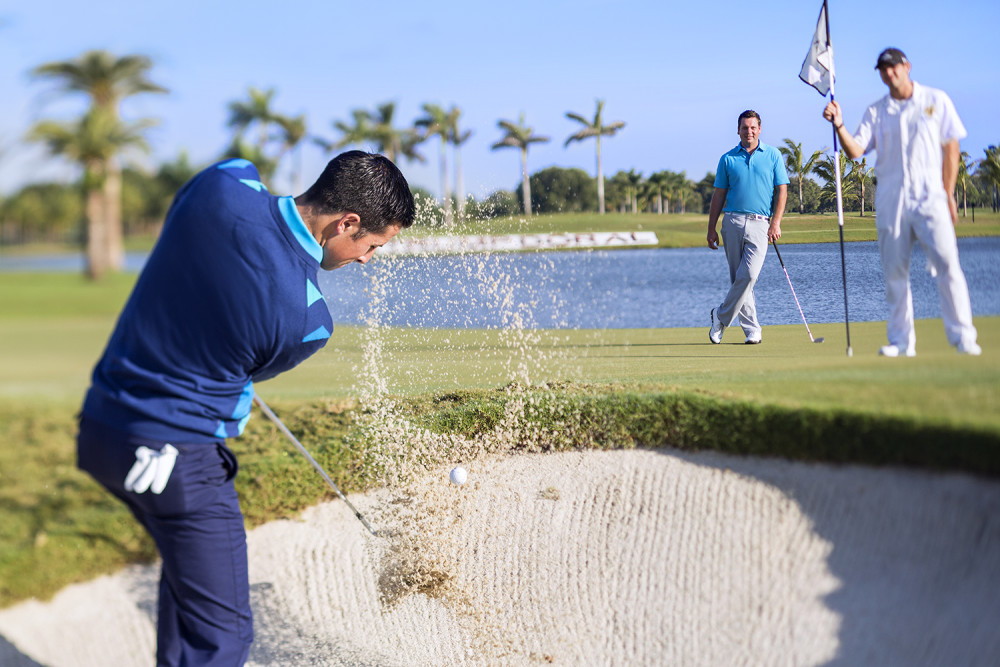 Conhecido como um destino de golfe de lista de desejos, o mundialmente famoso Trump National Doral Miami é um paraíso para golfistas. Primeiro abrindo nossas portas em 1962 , Doral foi criado com o golfe em sua essência. E hoje, mais do que nunca, os hóspedes descobrirão que este é um dos resorts de golfe de luxo mais proeminentes da Flórida. Nosso resort de golfe na Flórida abriga quatro campos de design exclusivo, incluindo um dos campos de golfe mais emblemáticos, o Blue Monster. Com o curso mais recente, as transformações do Tigre Vermelho, da Palma de Ouro e da Raposa Prateada, Trump National Doral Miami se diferencia por oferecer atrações distintas e emocionantes Doral experiências de golfe em uma propriedade. As instalações de prática de LED de última geração, o moderno laboratório de adaptação True Spec Golf e o Rick Smith Golf Performance Center cercam as ofertas de golfe do resort.