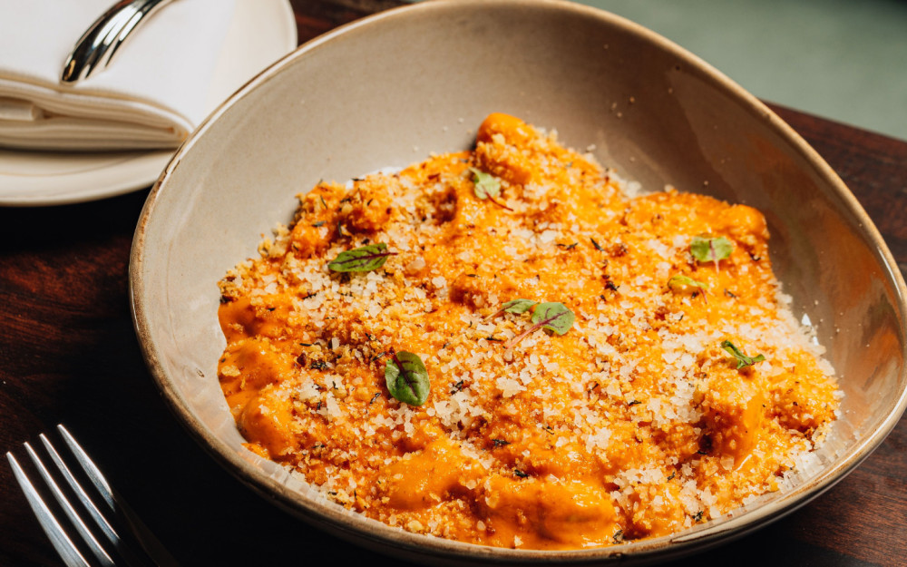 Spanische Boniato-Gnocchi, serviert mit Parm Crisp