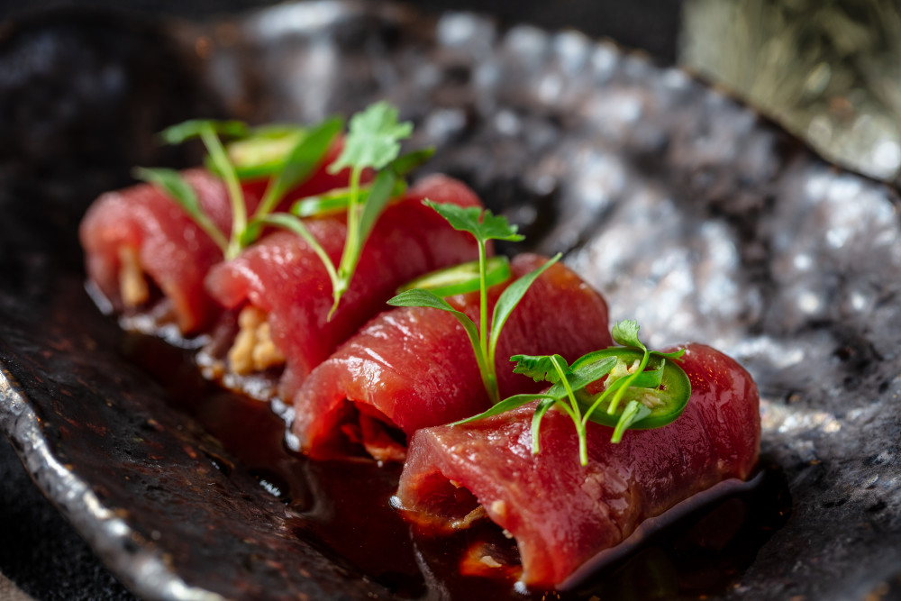 Sashimi de atum com cebola crocante, pimentão serrano, ponzu de alho assado