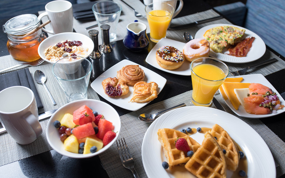 Artículos de desayuno buffet energético mostrados en la mesa