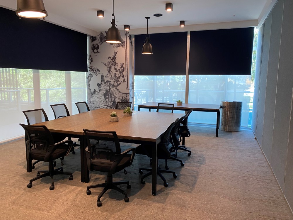 Nuestra sala de reuniones más pequeña conocida como oferta Brickell II 450 pies cuadrados de espacio para que los grupos los utilicen.