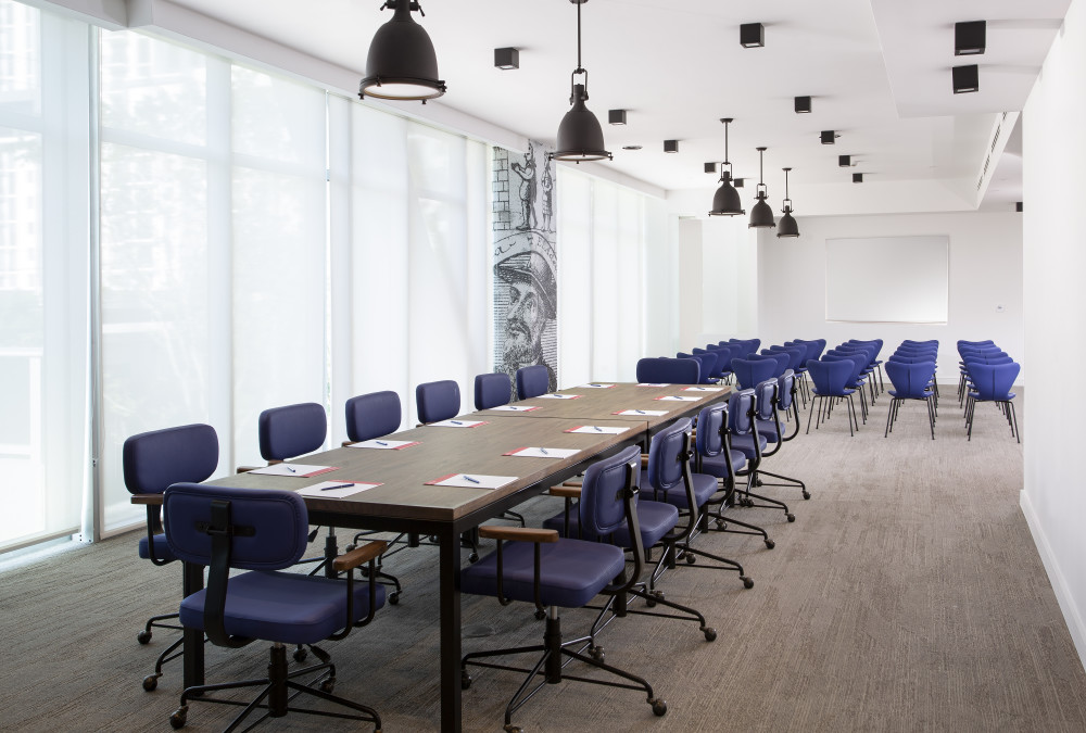 Nossa maior sala de reuniões conhecida como Brickell I oferece 1.134 pés quadrados de espaço para os grupos utilizarem.