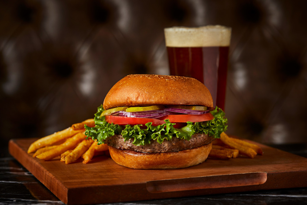 Classic Steak Burger é uma boa combinação com alface verde, tomate, cebola roxa e picles de endro e pão de brioche tostado com manteiga.