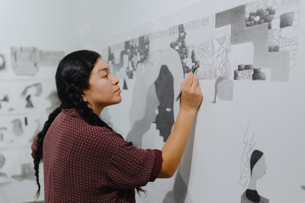 Carolina Cueva en su estudio en Oolite Arts. Crédito de la foto Diana Larrea.