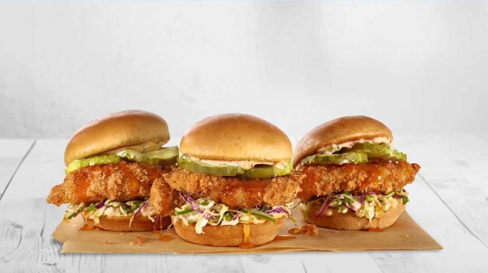 Three fried chicken sliders topped with jalapeño coleslaw,
crunchy pickles and spicy honey.