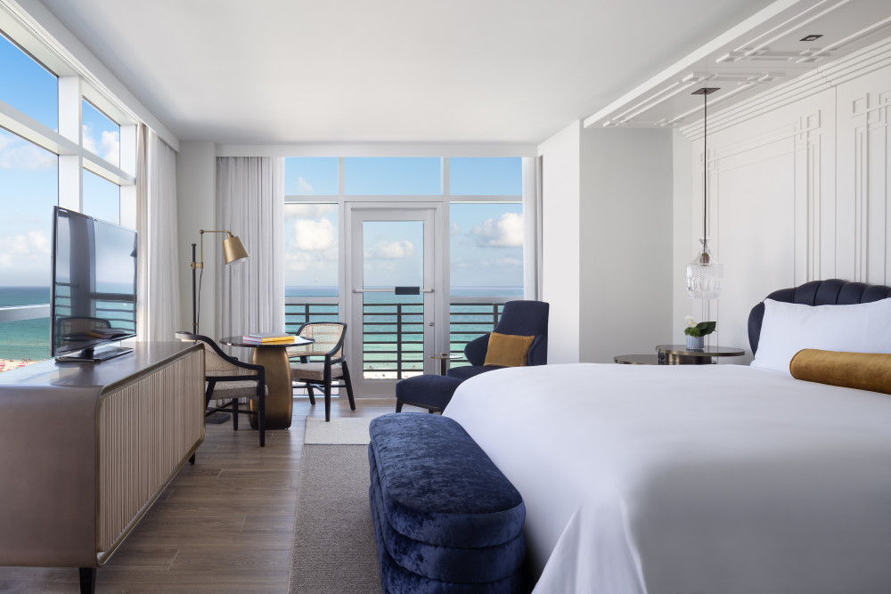 Os quartos Club à beira-mar possuem varanda privativa com vista para o Atlântico e South Beach .