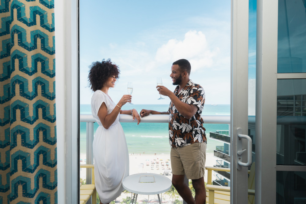 ¡Salud por esa vista! Reserve una habitación King con balcón frente al mar y disfrute de vistas puras y sin obstáculos de la hermosa Miami Beach .
