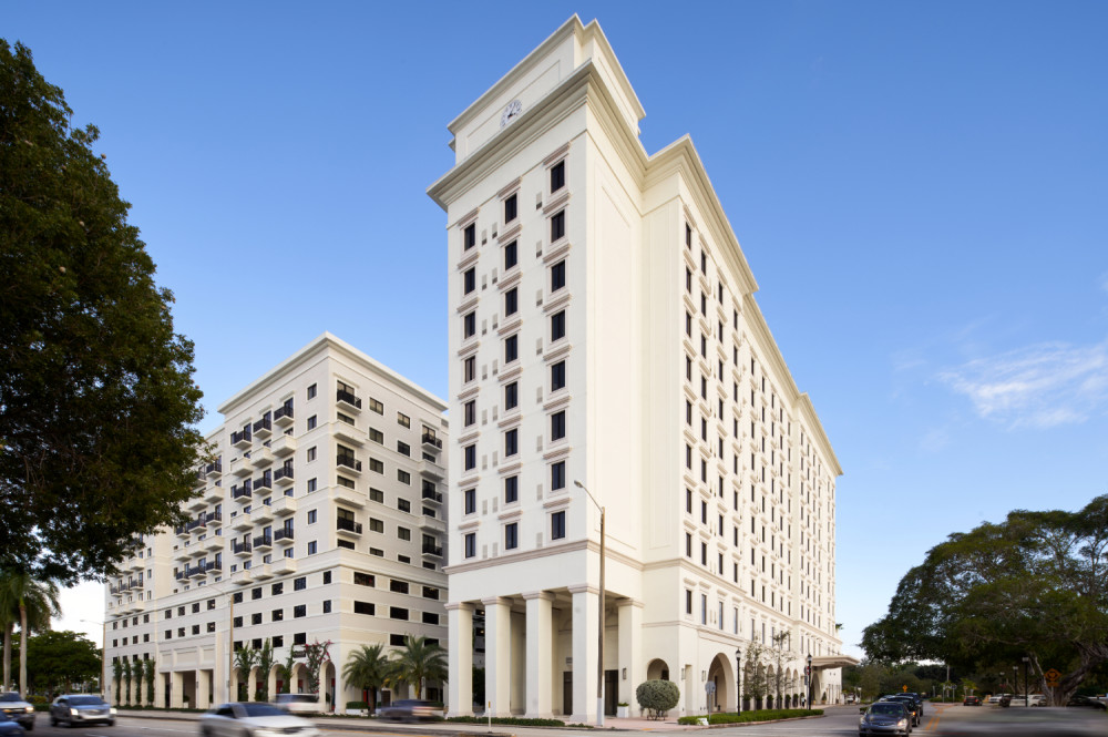 Тезис Hotel Майами — городской курорт с современным Hotel чувственность и художественное выражение.