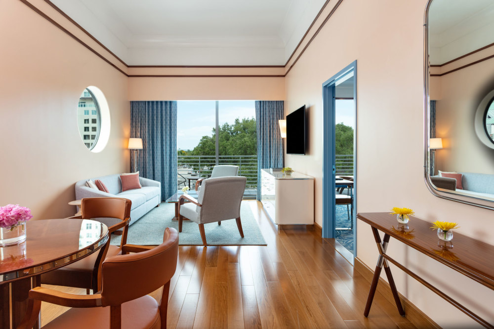 Spacieux 700 Suite d'une chambre de pieds carrés avec un lit King, salon, 1,5 bains et balcon meublé avec vue sur la ville.