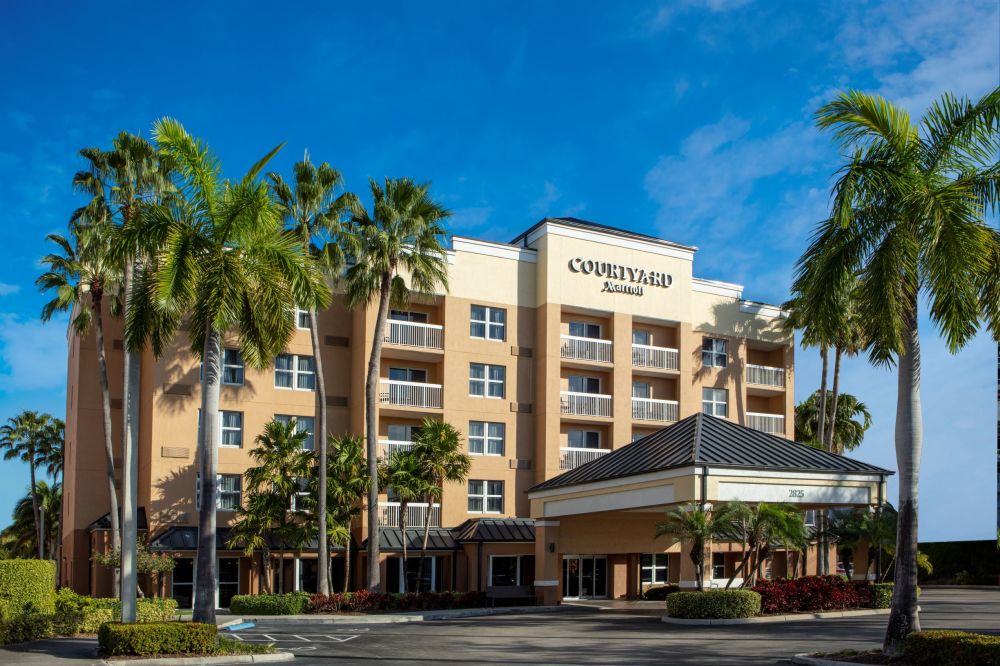 的Courtyard Miami Aventura Mall为计划前往迈阿密的商务和休闲旅客提供了赋能的环境， Aventura 。
