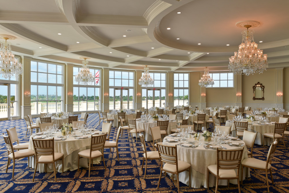 Dieser elegante Raum befindet sich im Hauptclubhaus und bietet Platz für maximal 480 Gäste.