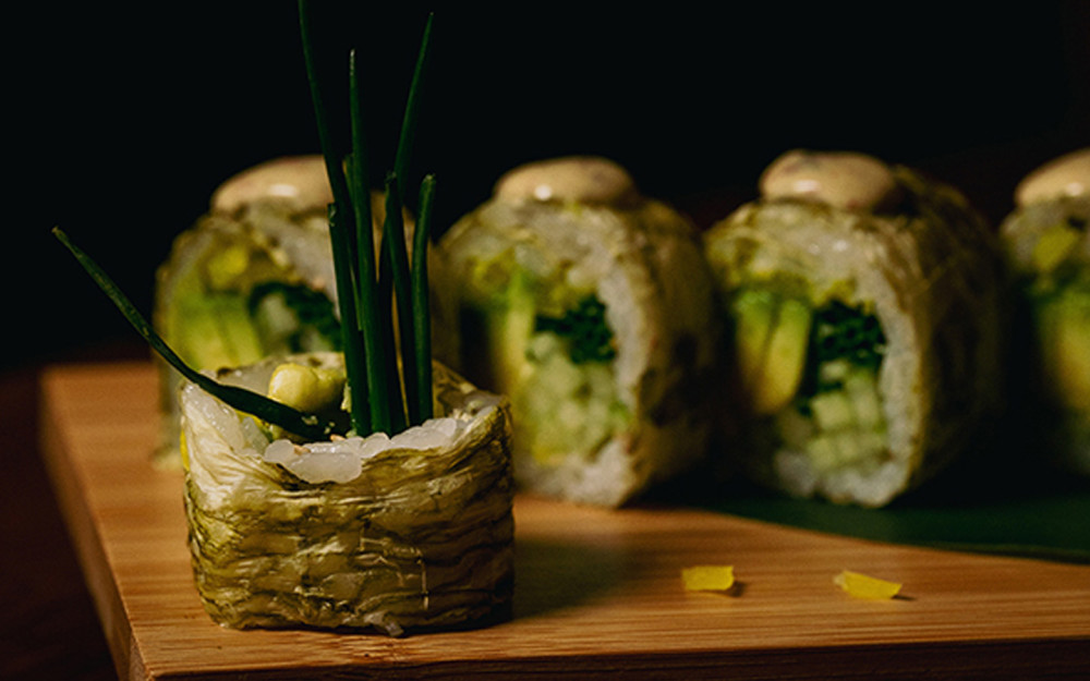 Veggie Roll, abacate, pepino, cebolinha e takuan embrulhado em papel kelp com aioli de alcaparras