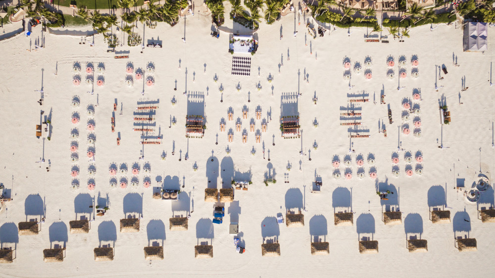 マイアミの砂浜で、上空から撮影したくなるような瞬間を作りましょう。