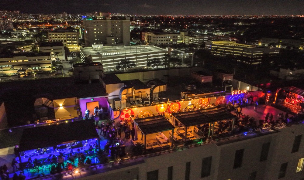 El SKYE Rooftop Bart and lounge ofrece vistas espectaculares, ideal para eventos sociales y corporativos.