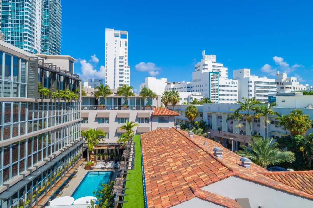 Вид с воздуха на Hotel дворик бассейн и архитектура
