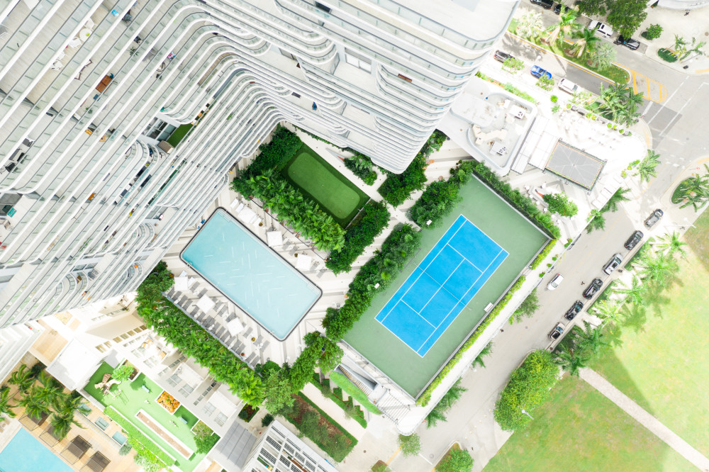 ハイドミッドタウンのプールとテニスコート