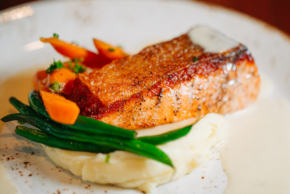 Faroe Island Salmon
Marble Garlic Mash Potatoes, Haricot Verts, Baby Carrots, Beurre Blanc