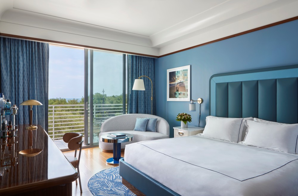 Nou Coconut Grove Hotel gen 100 chanm envite ak swit ak balkon prive ak opinyon panoramique nan Biscayne Bay ak Miami.