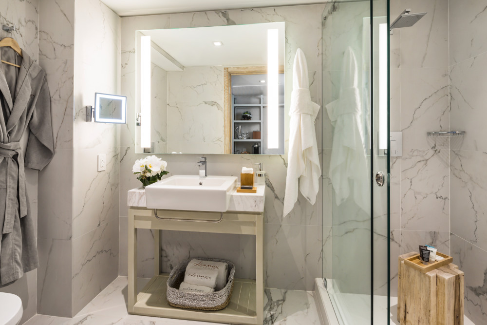 Facilidades: Banho e cuidados pessoais • Espelho principal do banheiro com luz natural integrada • Espelho de maquiagem com luz • Artigos de toalete vegan premium • Cofre no quarto