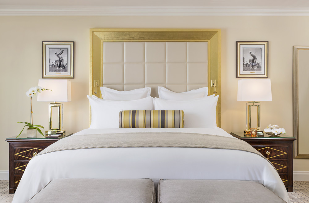 豪华特大号床间采用时尚的经典中性色调，并配有红木家具和金叶西班牙复兴风格细节。