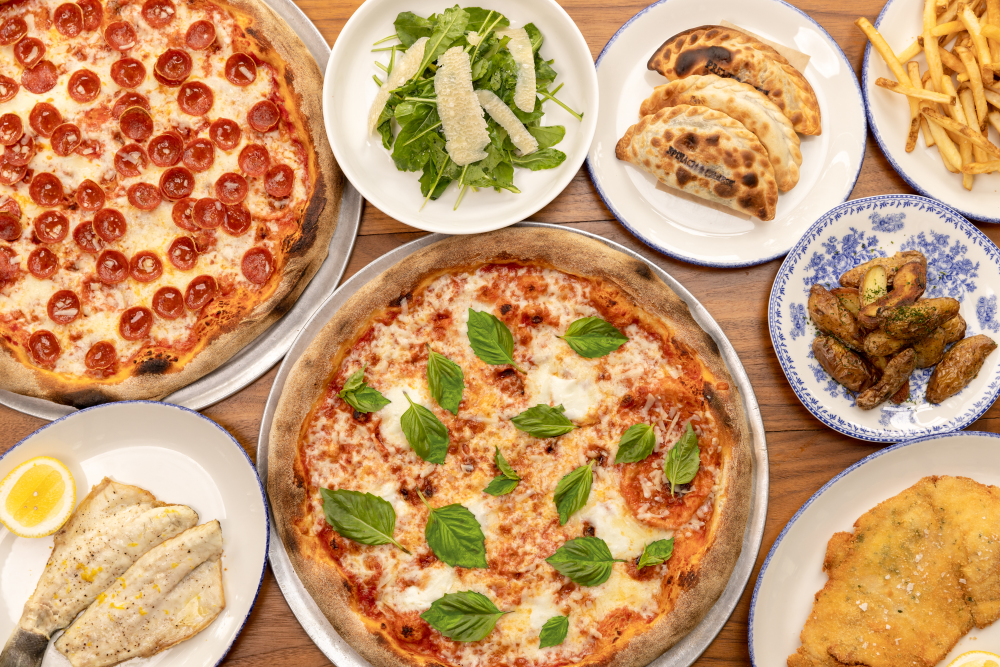 No Editor, nossa filosofia é ingredientes de qualidade em primeiro lugar, tanto locais quanto italianos. Para a pizza, provamos nossa massa para 48 horas para render nosso estilo de assinatura fino Crust . Feito à mão, feito na hora e coberto com nosso molho caseiro.