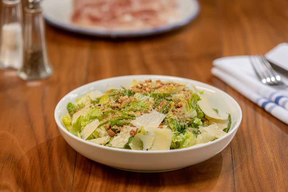 Baby Lettuce, Parmesan Cheese, Croutons and classic Dressing.