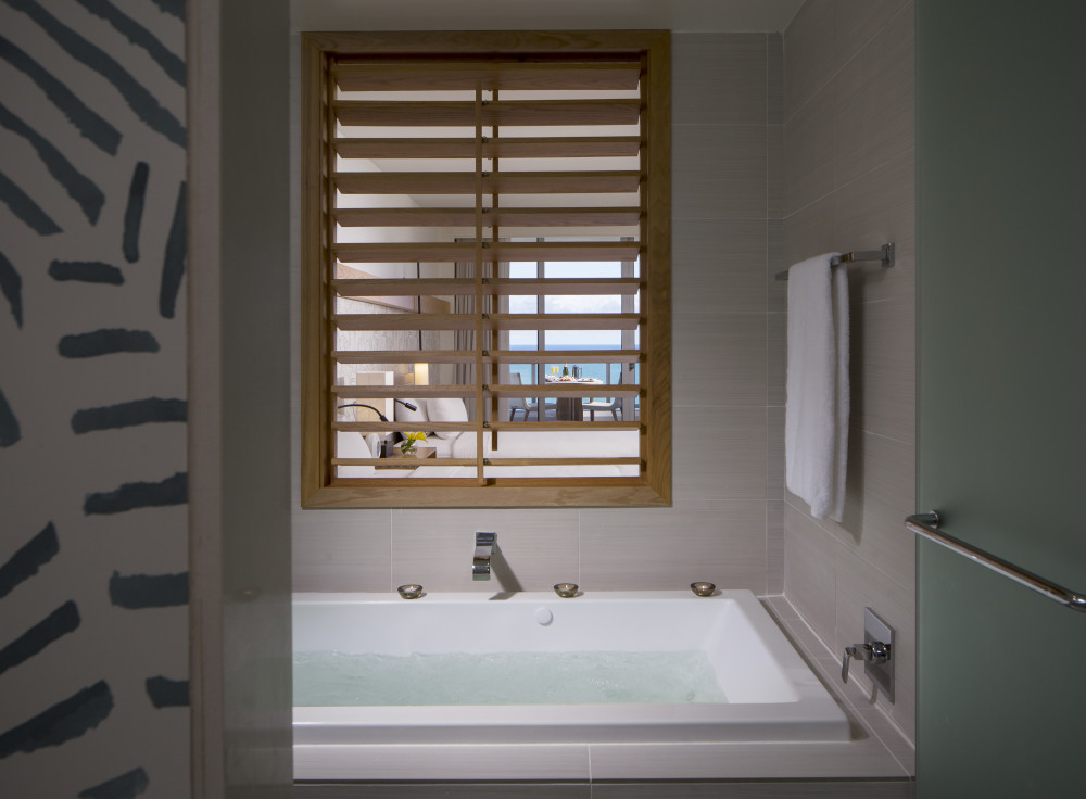 Suite mit einem oder zwei Schlafzimmern und direkt am Meer gelegenem Badezimmer – Eden Roc Miami Beach