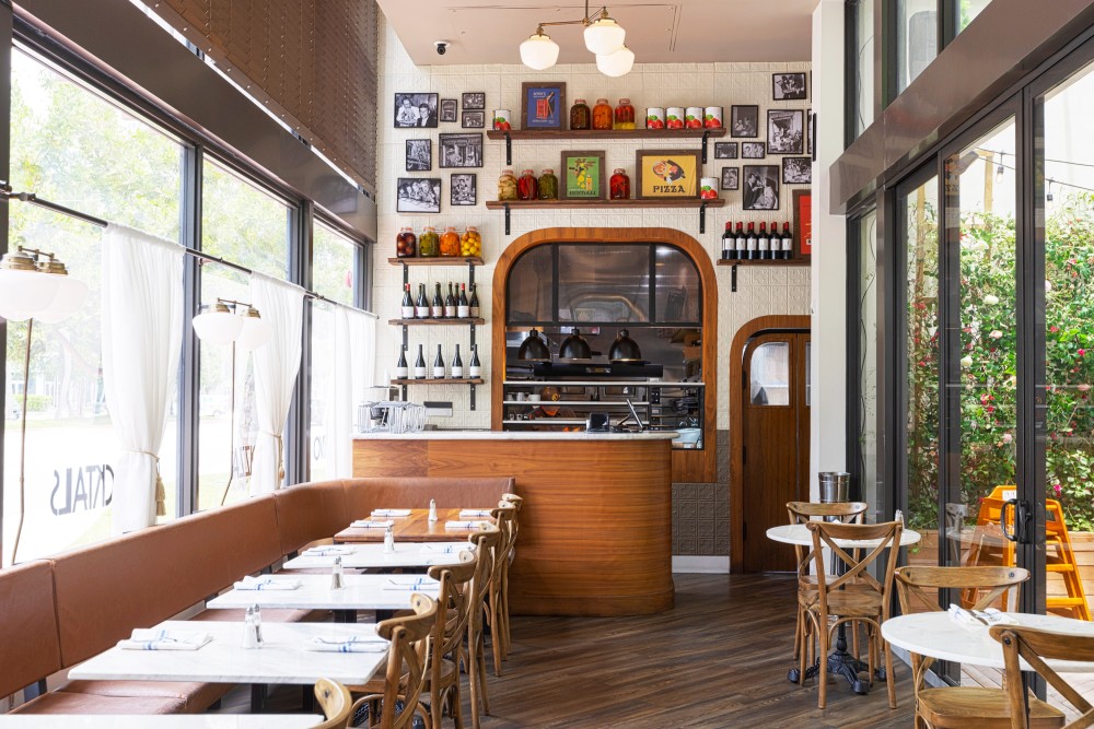 Editor ist ein italienisches Restaurant mit Bar, das ein komplettes Menü serviert, einschließlich unserer typischen knusprigen, dünnen und leichten Pizza im Brooklyn-Stil.