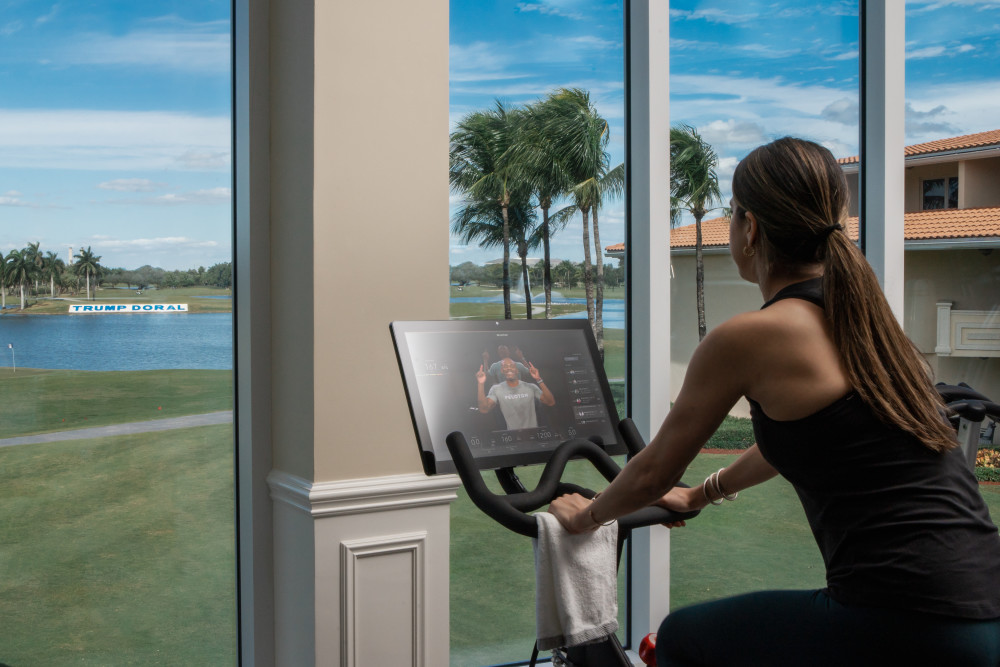 Unser Fitnesscenter— Step Inside eine inspirierende Umgebung mit Panoramablick auf die üppige Resortlandschaft und den berühmten Blue Monster-Platz.