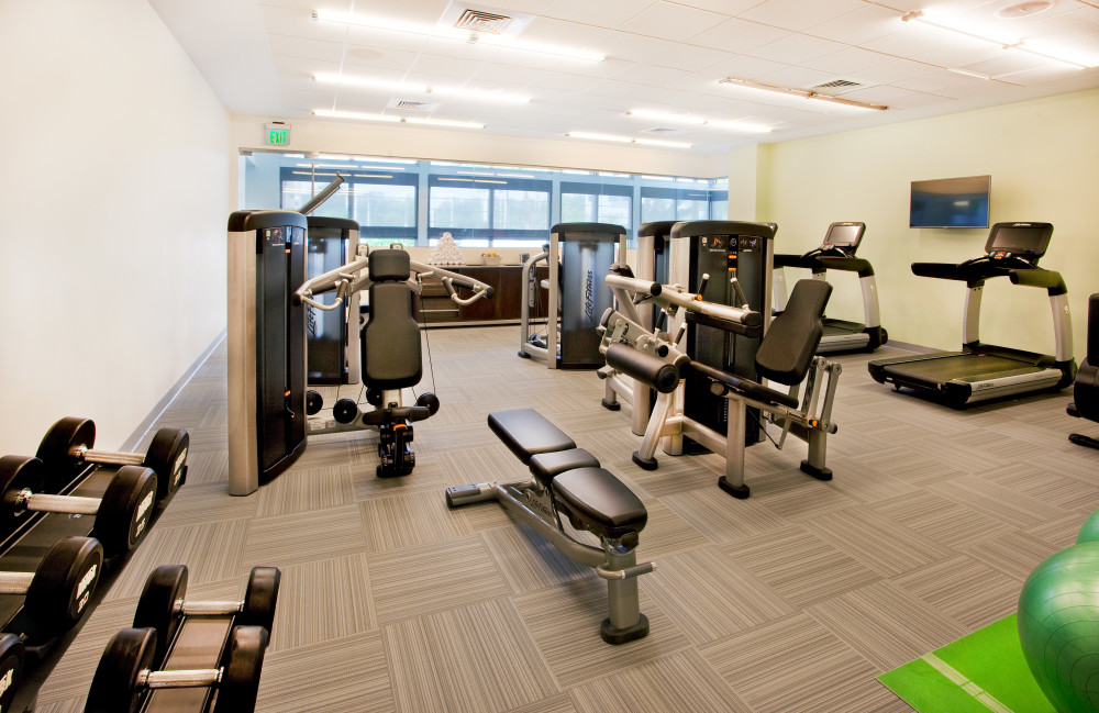 设置动感的步调，宽敞明亮的健身室对所有客人开放24每天几个小时