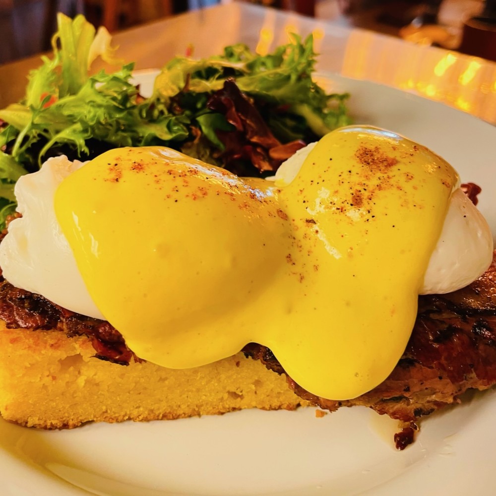 Ovos de peito Benedict em pão de milho com mel da casa