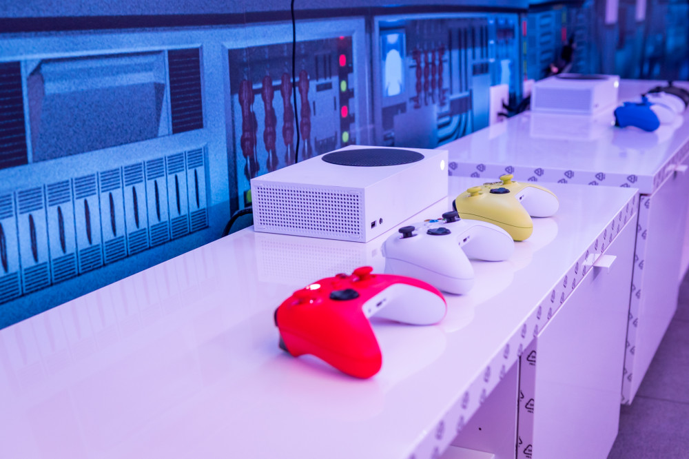 Играйте в видеоигры со своей семьей и друзьями! Наслаждайтесь различными консолями, такими как PlayStation 5, Xbox X и Nintendo Switch, в большой отдельной комнате!