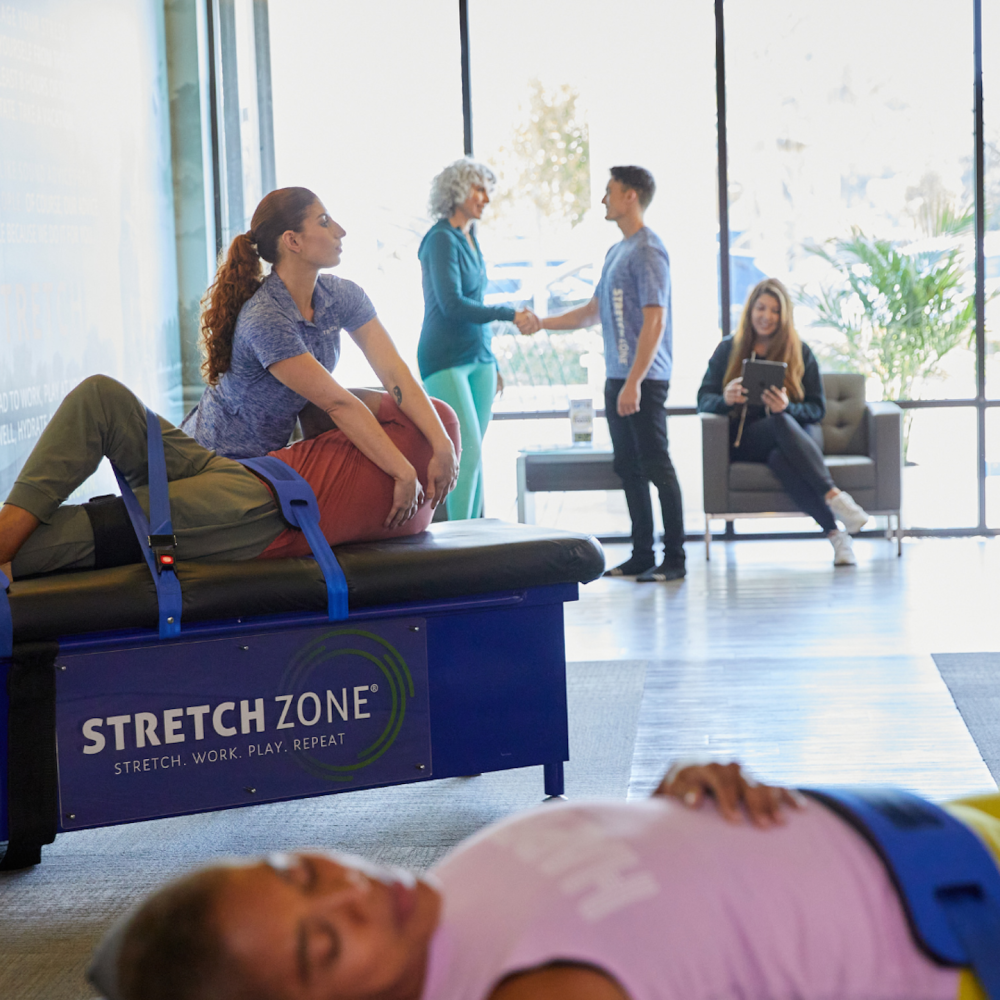 查看 Stretch Zone 的专利绑带系统和专有桌子，帮助定位、稳定和隔离肌肉！