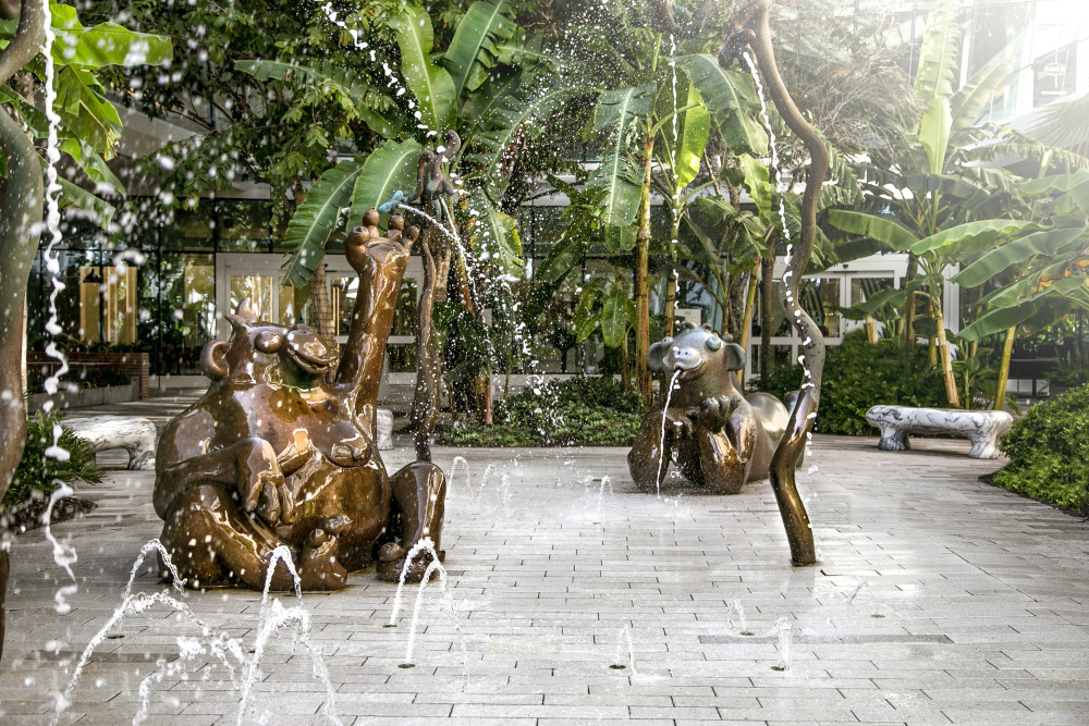Concebido específicamente para Aventura Mall , Gorilas en la niebla es una instalación de arte caprichosa, un patio de recreo y una fuente diseñados por los hermanos Haas y producidos en colaboración con Factum Arte.